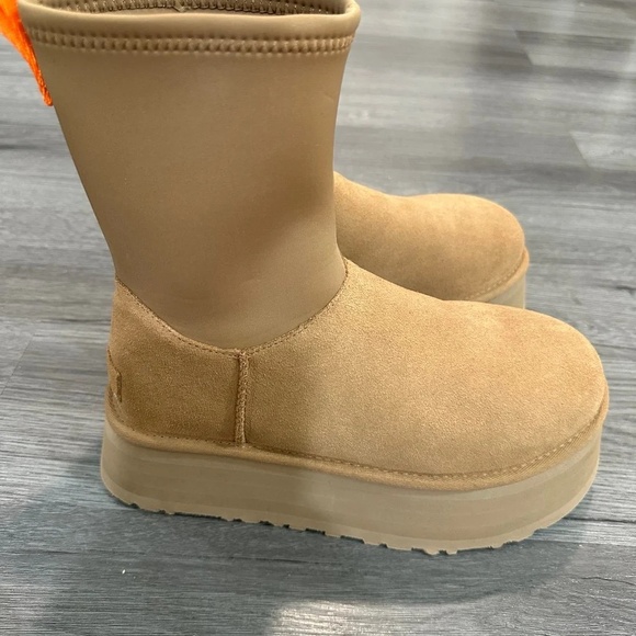 UGG Tan Platform Boots - Picture 2 of 7